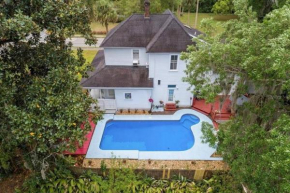 Martin B- historic district apt with pool
